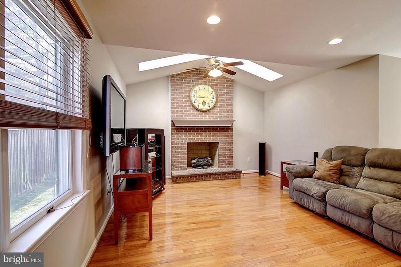 894 Broad Oaks Dr, Herndon, VA 20170