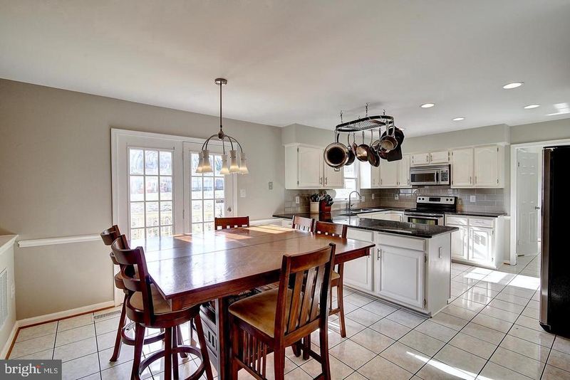 894 Broad Oaks Dr, Herndon, VA 20170