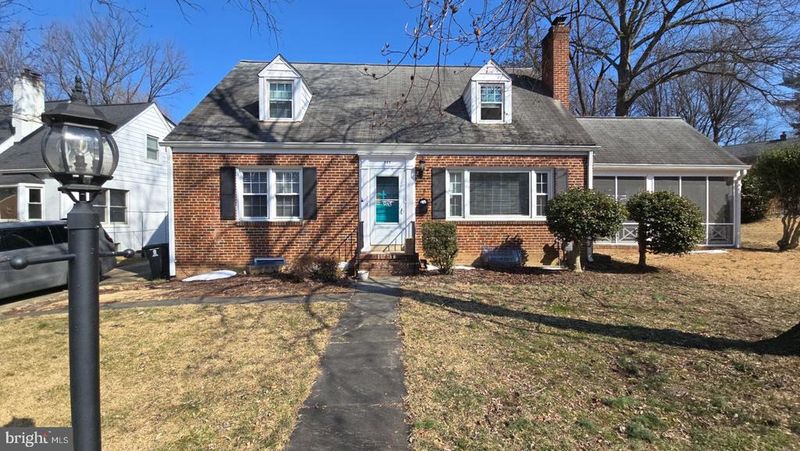 985 N Powhatan St, Arlington, VA 22205