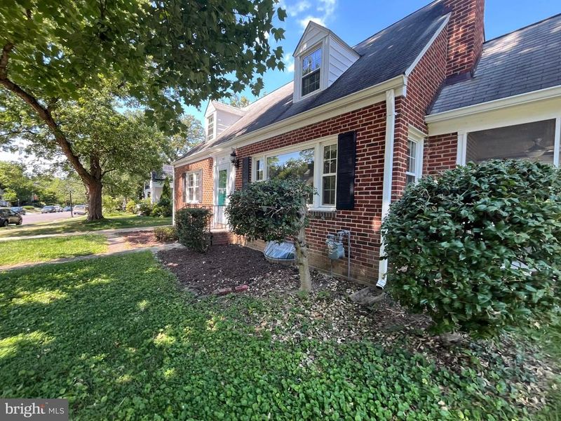 985 N Powhatan St, Arlington, VA 22205