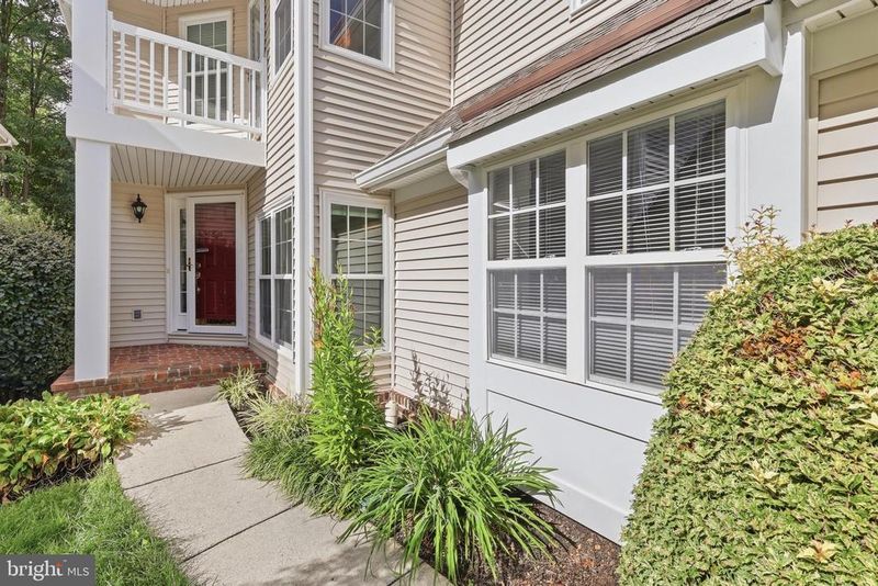 9827 Bolton Village Ct, Fairfax, VA 22032