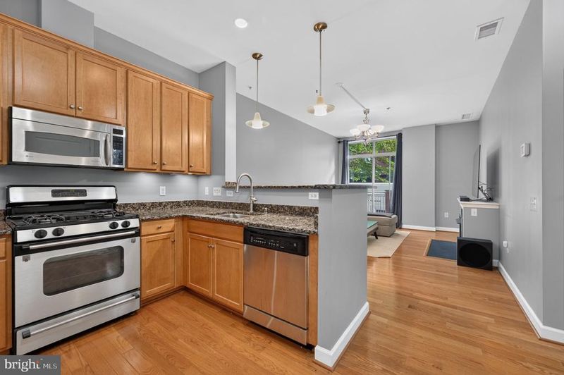 1000 N Randolph St #105, Arlington, VA 22201