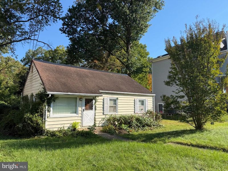 2119 Pimmit Dr, Falls Church, VA 22043