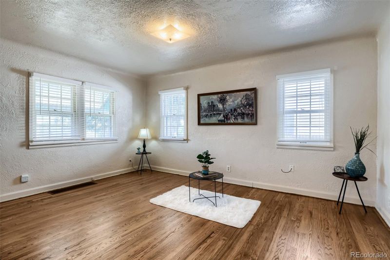 3990 S Logan St, Englewood, CO 80113