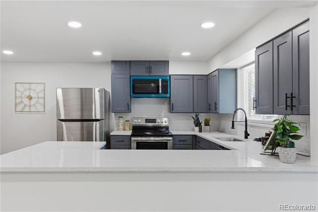 6033 Hoyt Ct, Arvada, CO 80004