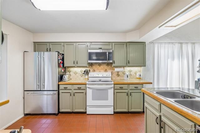 5576 W 75th Dr, Arvada, CO 80003