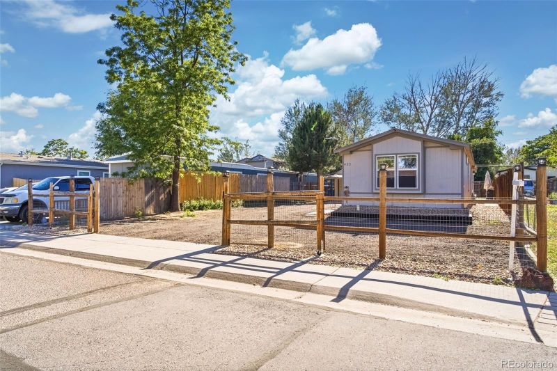 422 Willow Dr, Lochbuie, CO 80603