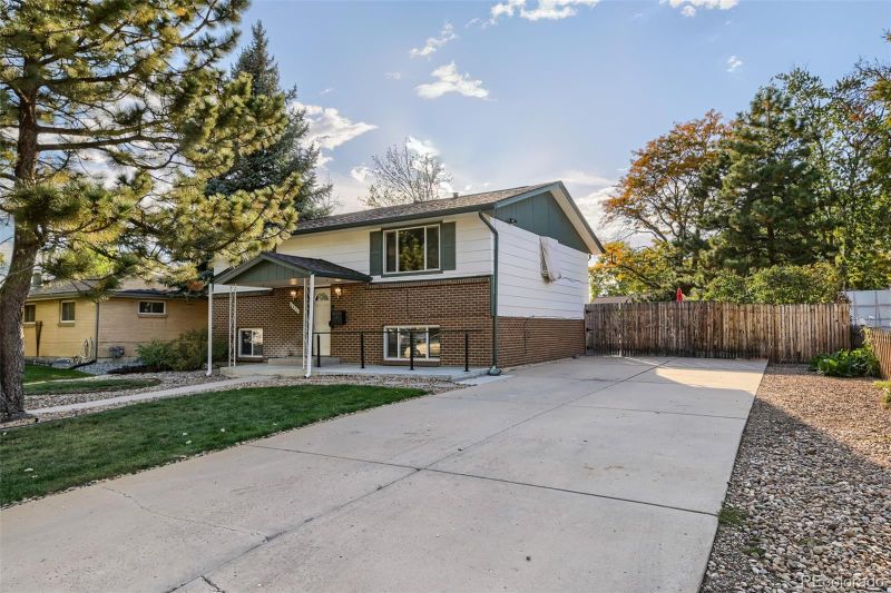 8427 Sheridan Ct, Arvada, CO 80003