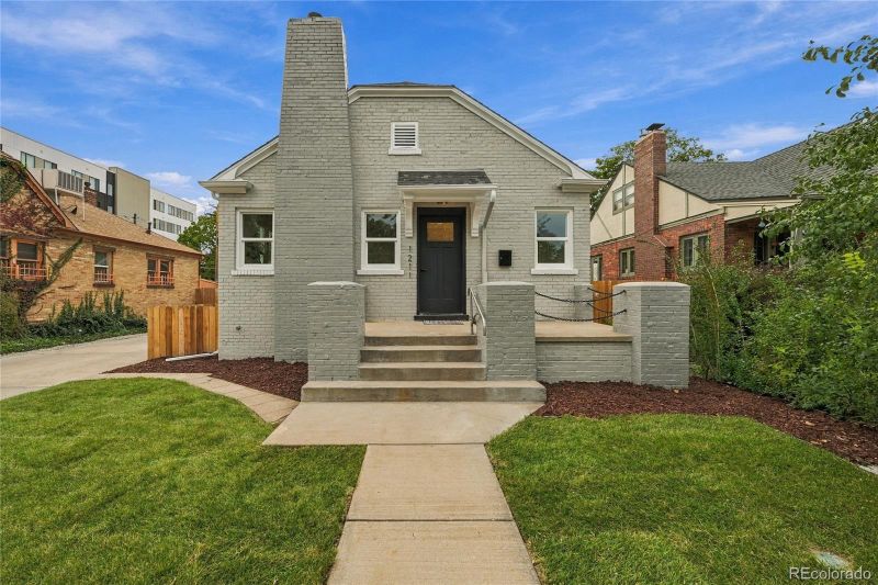 1211 Bellaire St, Denver, CO 80220