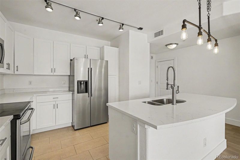 9079 E Panorama Cir #221, Englewood, CO 80112