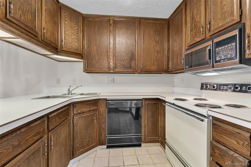 3470 S Poplar St #302, Denver, CO 80224