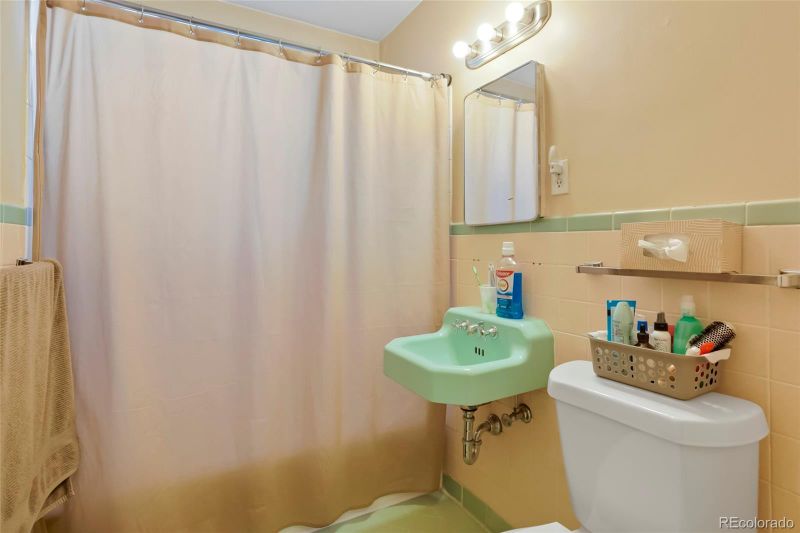 801 Dahlia St, Denver, CO 80220