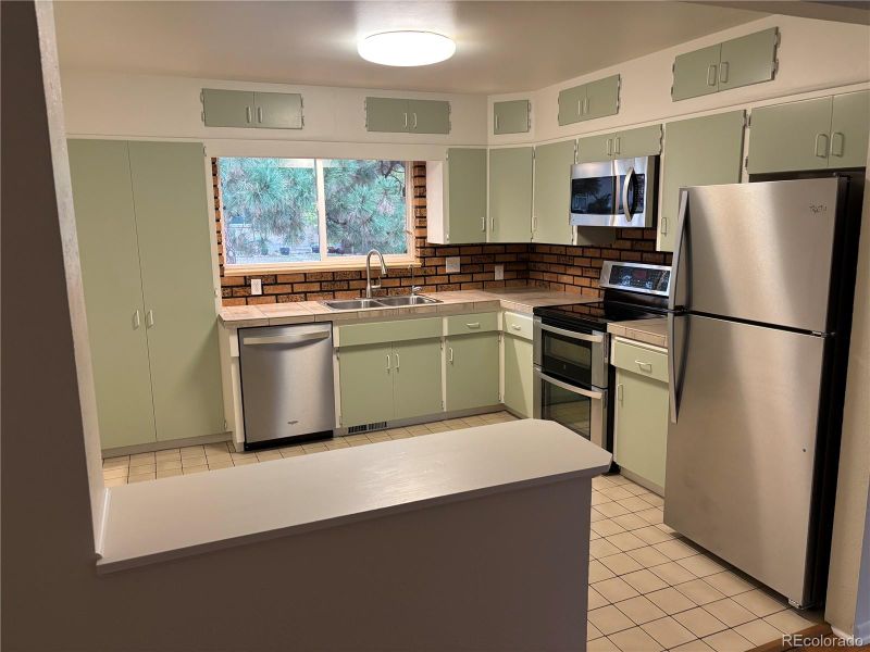 835 S Queen Way, Lakewood, CO 80226