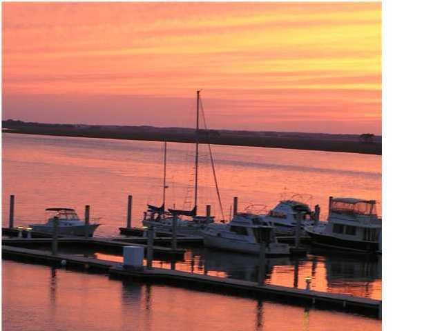 67 W 10th St #B5, Folly Beach, SC 29439