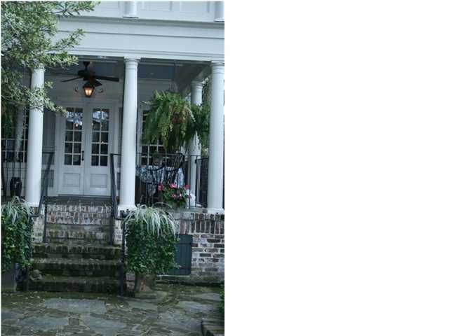 54 N Queen St, Charleston, SC 29401