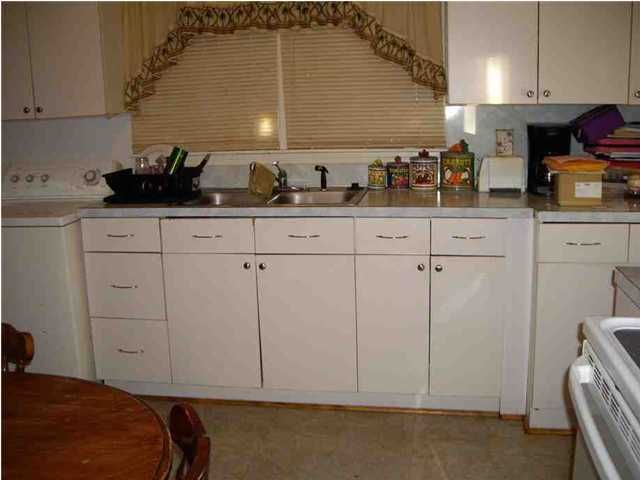 1233 Fort Dr, Hanahan, SC 29410