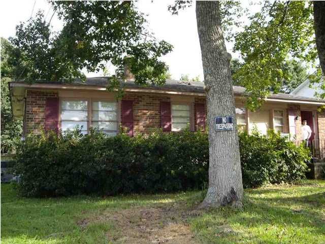 1233 Fort Dr, Hanahan, SC 29410