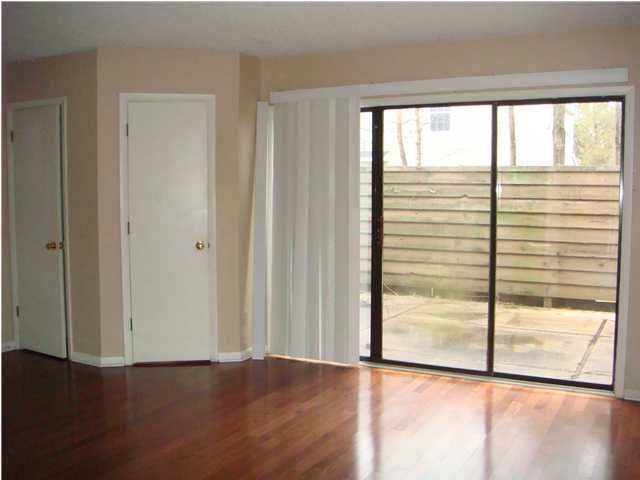 8640 Roanoke Dr, Charleston, SC 29406