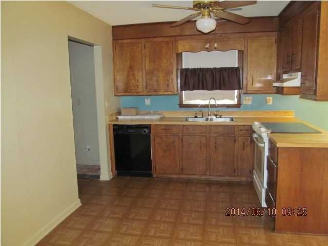 919 Longstreet Dr, Summerville, SC 29483