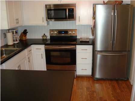 1077 Honeysuckle Ln, James Island, SC 29412