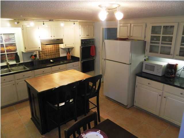 906 Hildebrand Dr, Bonneau, SC 29431