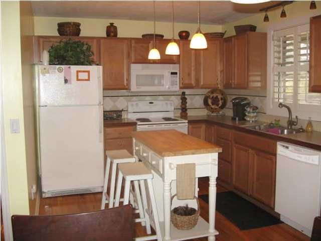 1418 White Dr, Charleston, SC 29407