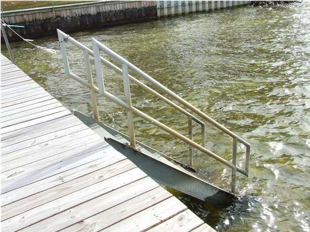 335 Lake Moultrie Dr, Bonneau, SC 29431
