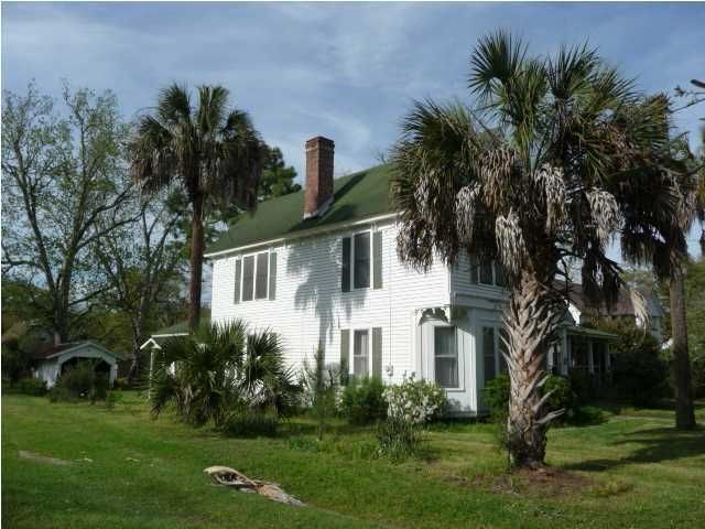 140 Oak St, Mcclellanville, SC 29458
