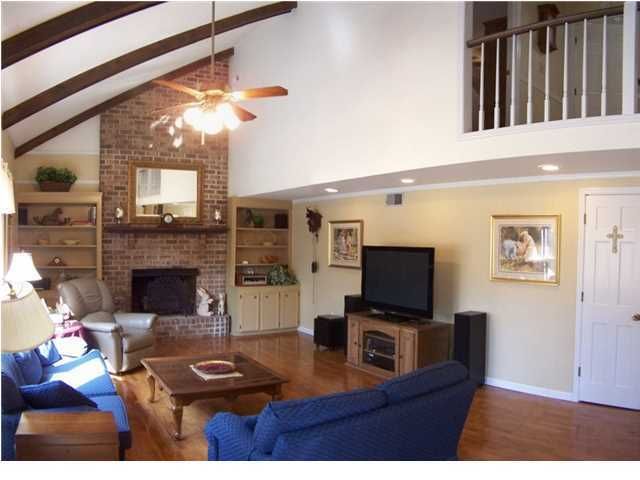 105 Castleway Ln, Goose Creek, SC 29445