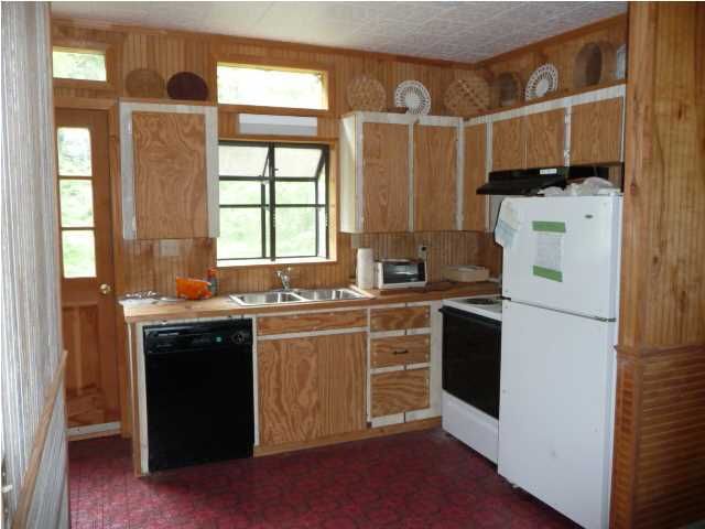 916 Pinckney St, Mcclellanville, SC 29458
