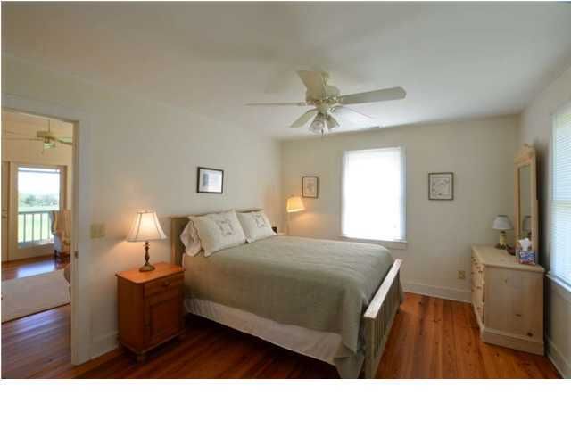 335 Lofton Ct, Mcclellanville, SC 29458