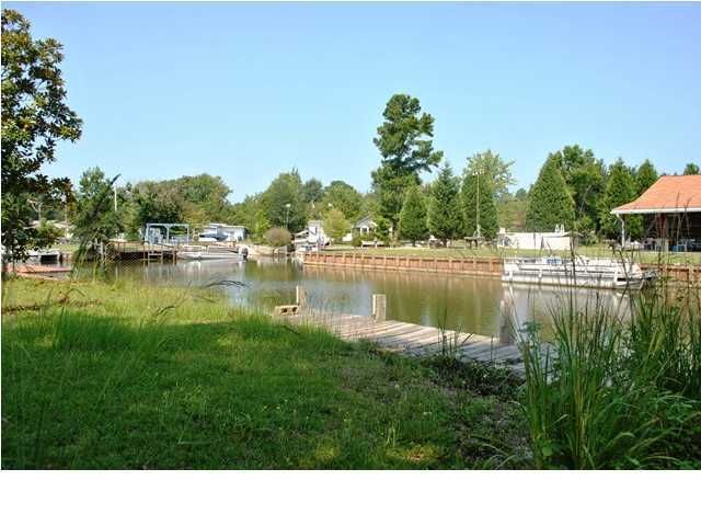 223 Canal St, Bonneau, SC 29431