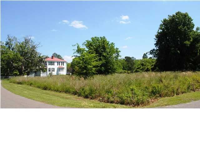 933 Fishburne Rd, Pinopolis, SC 29461