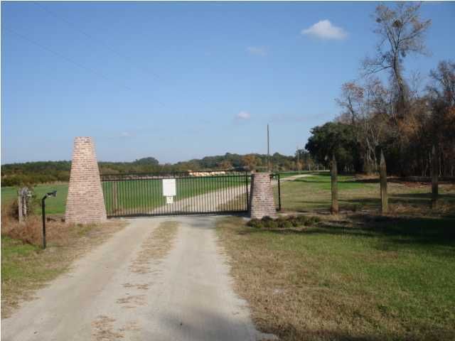 3 Wharf Ferry Rd, Edisto Island, SC 29438