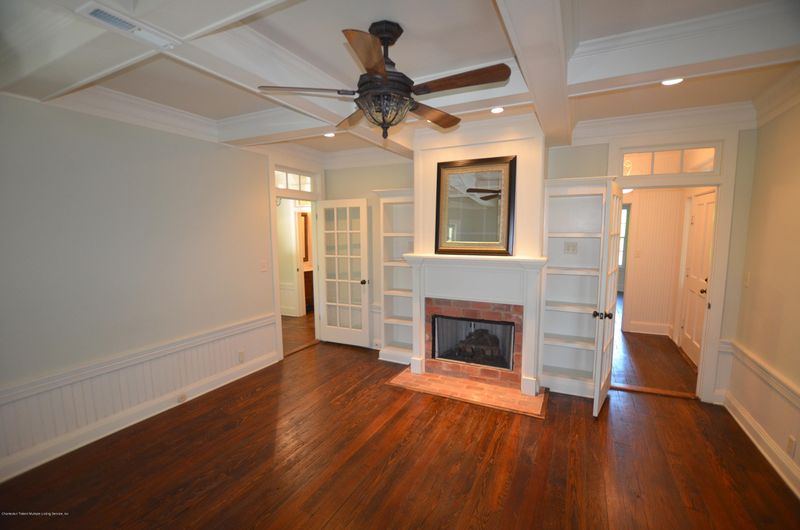 704 Pinckney St, Mcclellanville, SC 29458