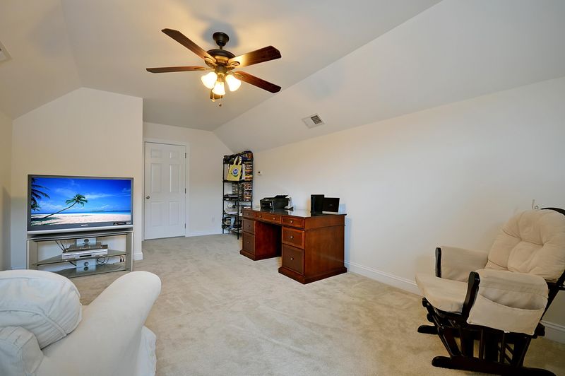 7454 Northgate Dr, Hanahan, SC 29410