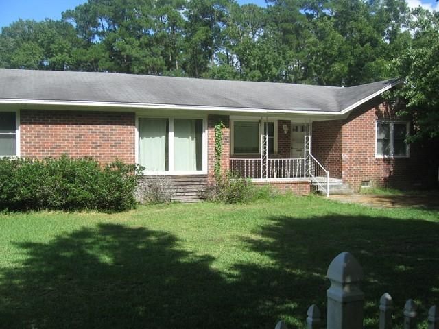 1004 N Pinckney St Rd, Mcclellanville, SC 29458