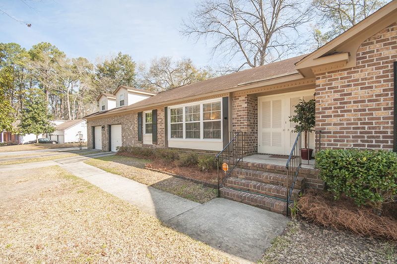 105 Runnymede Ln, Summerville, SC 29485