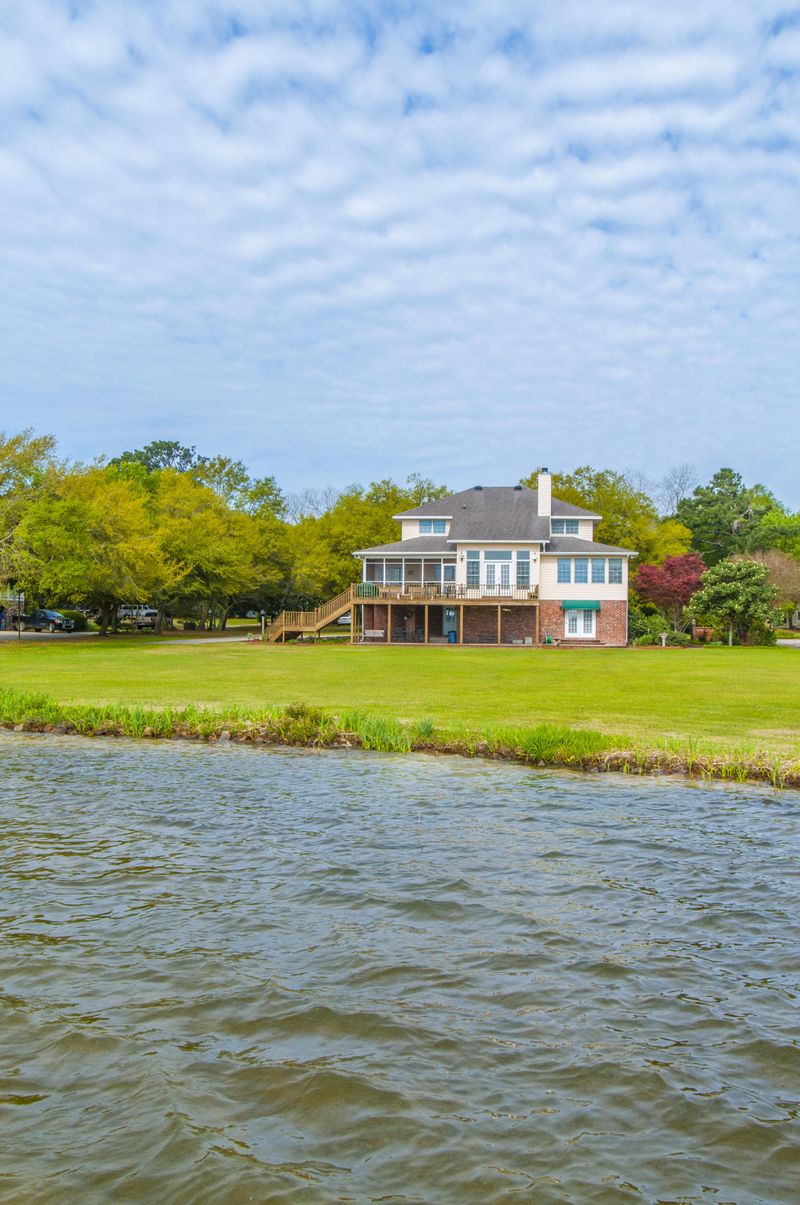 1816 Pinopolis Rd, Pinopolis, SC 29469