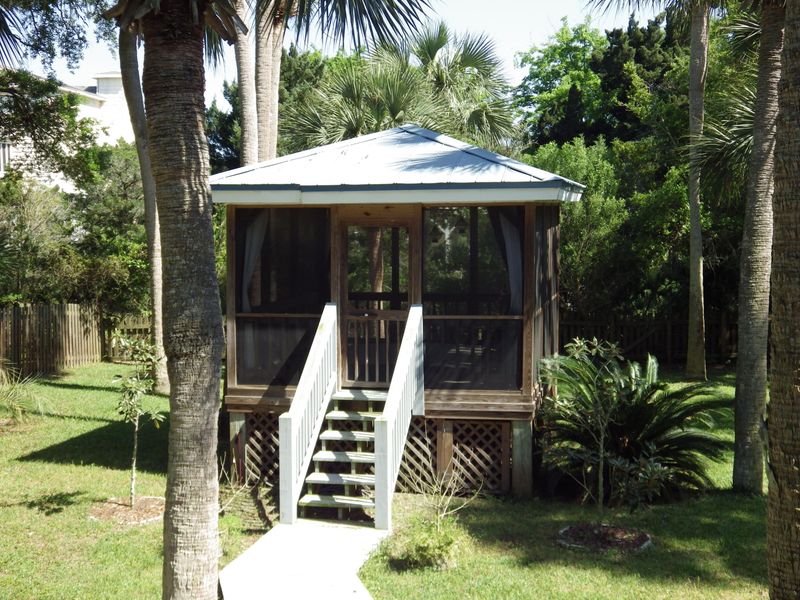 521 Dolphin Rd, Edisto Island, SC 29438