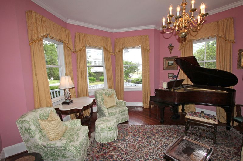 216 Wentworth St, Charleston, SC 29401