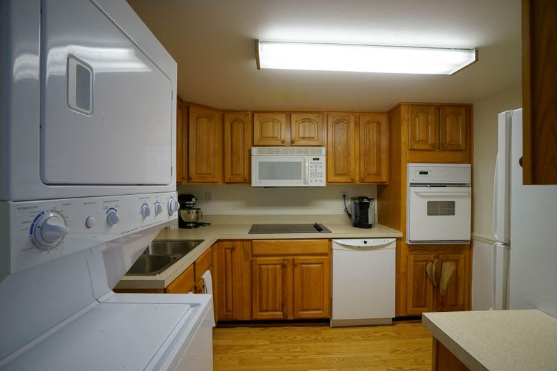 14 Lockwood Dr #8h, Charleston, SC 29401