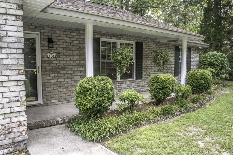 101 Sweetbriar Rd, Summerville, SC 29485