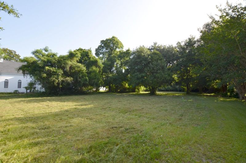564 Pinckney St, Mcclellanville, SC 29458