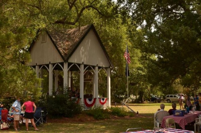 564 Pinckney St, Mcclellanville, SC 29458