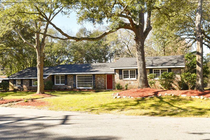 1925 S Trinity Dr, Charleston, SC 29407