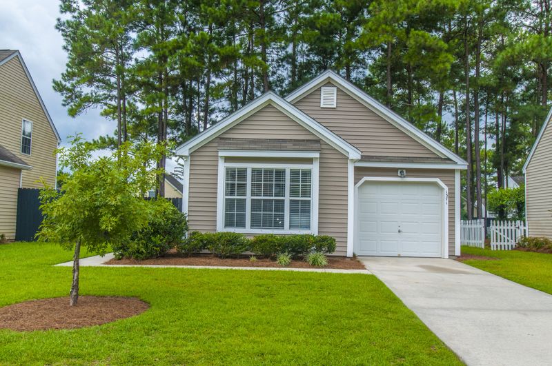 1371 Waters Edge Dr, Charleston, SC 29492