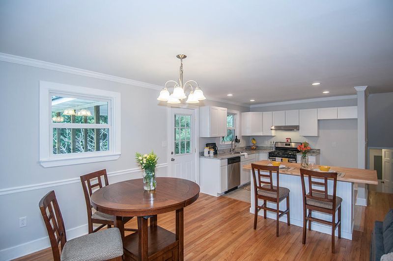 1633 Falmouth St, Charleston, SC 29407