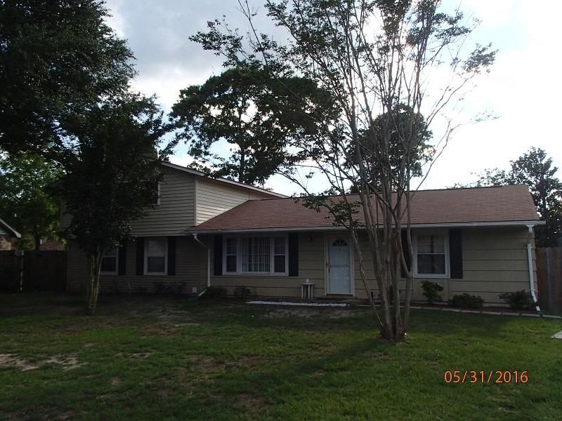 1237 Hawthorne Cir, Hanahan, SC 29410