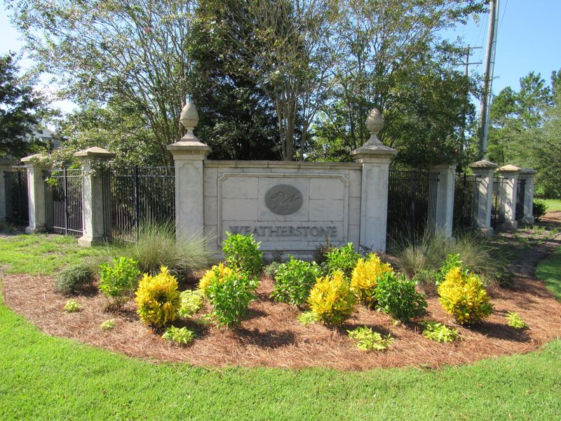 566 Holiday Dr, Summerville, SC 29483